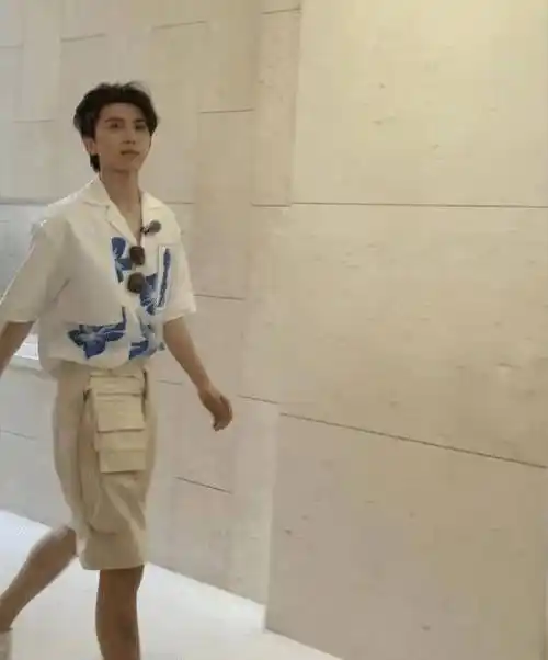 但不难看出蔡徐坤的身材比例还是不错,四肢舒展,手长脚长