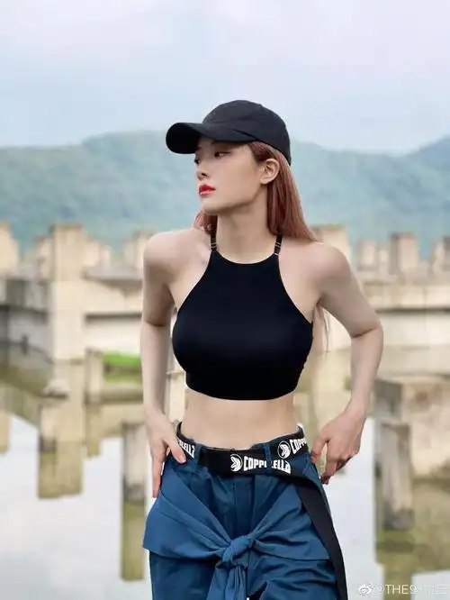 三年没吃过饼干?喻言这个腹肌马甲线,自律程度太绝了!