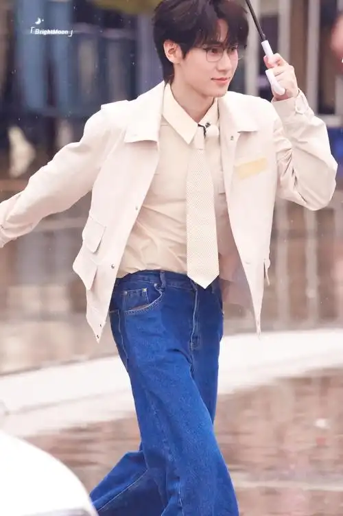 张真源撑伞氛围感路透##张真源戴眼镜好斯文败类