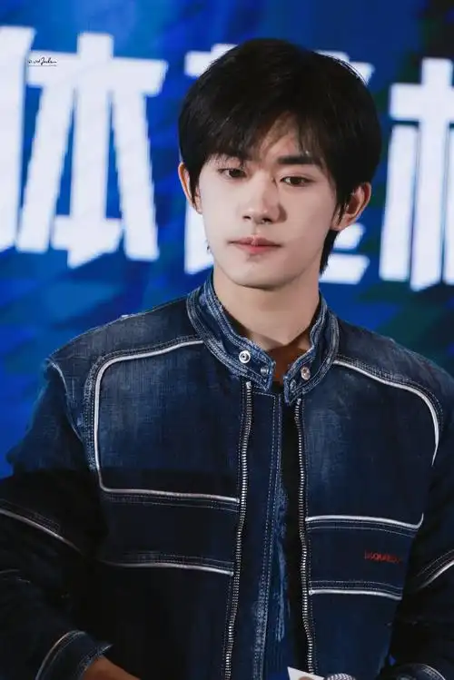 易烊千玺破洞针织内搭##清扬品牌代言人易烊千玺