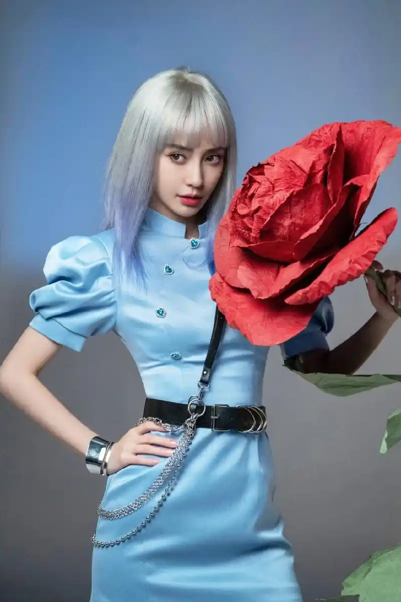 组图:杨颖银发齐刘海大片释出 独特造型酷美撕漫超梦幻