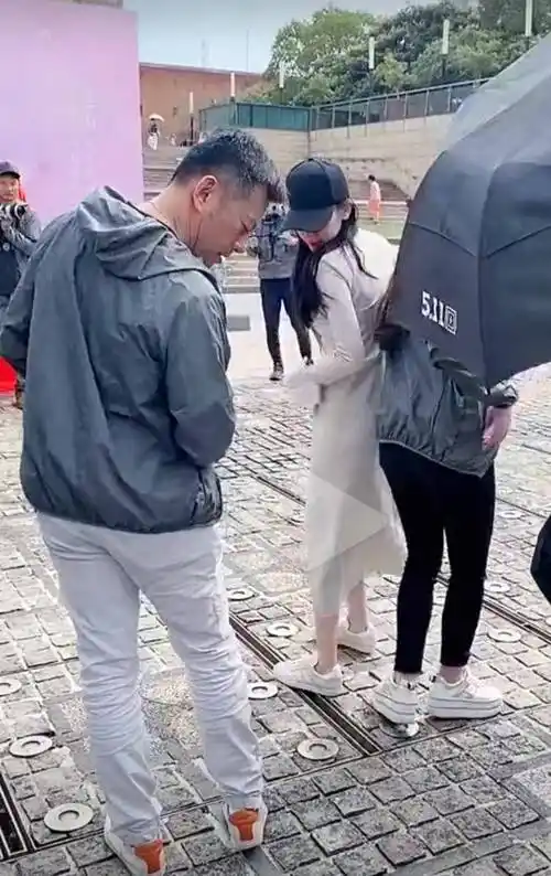 迪丽热巴被虫子吓到"蹦蹦跳",本质上还是小女生,都怕虫子_杨洋_美女