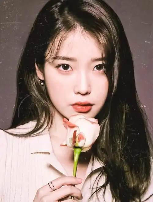 我以为那束光救赎了我,那束光却觉得因为我他有了意义 _ iu李知恩