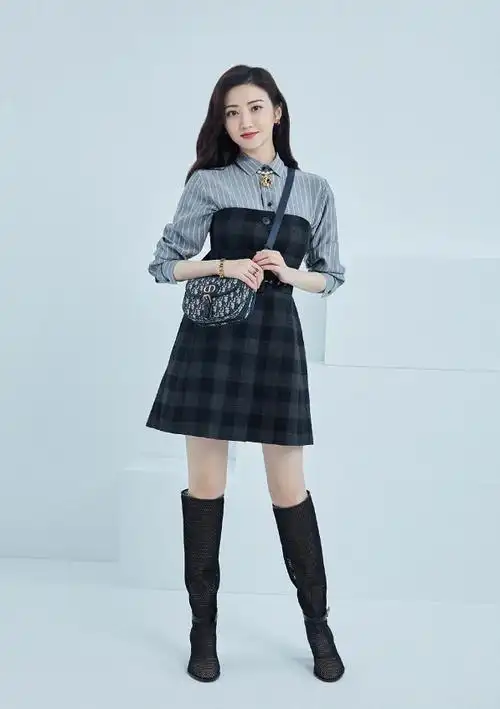 虽然这次景甜没有搭配上西装裤,但是这款抹胸格子裙的搭配也使得造型