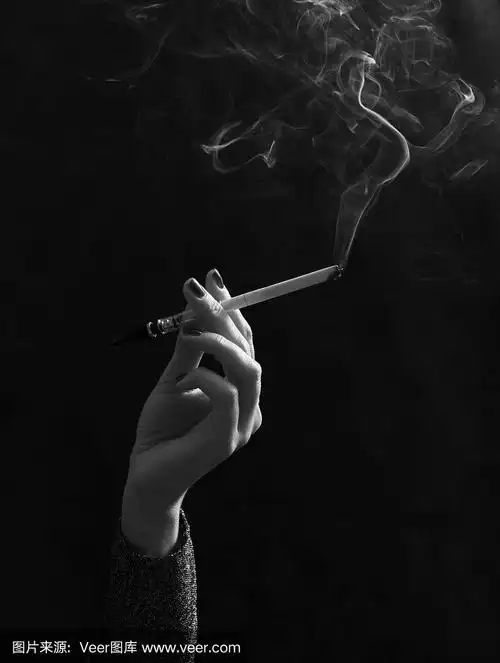 手拿一根烟抽一根