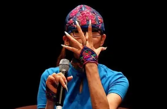 中国手指甲最长的人杨丽萍坚持40年留5厘米的受指甲