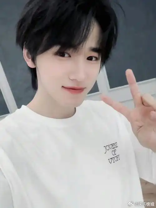 宋亚轩应援服怼脸拍