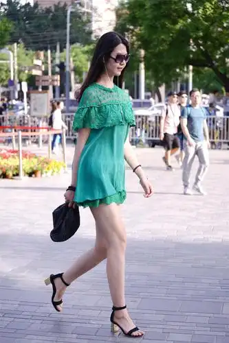 绿色连衣短裙,搭配一双一字带高跟凉鞋,金色的粗跟凉鞋漂亮