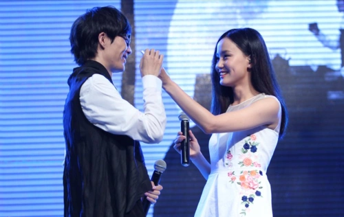 34岁黄龄曝恋情与男友穿情侣装挽手逛街男方气质儒雅不是许嵩