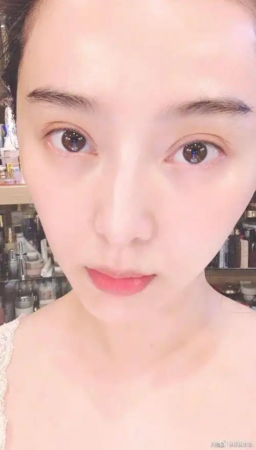 范冰冰素颜参加婚礼低调随和与人合影人气一落千丈复出无望