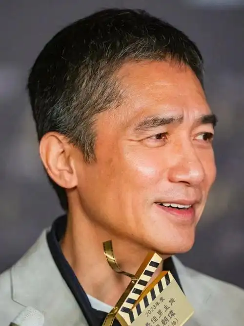 刘嘉玲晒梁朝伟照庆获奖,杜琪峰与他相拥,与洪金宝夫妇开心合照