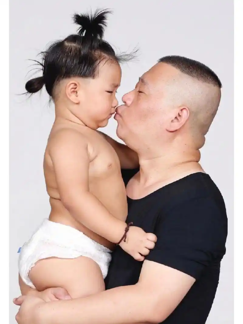 郭德纲妻子过生日,他晒出一家四口的照片,很多人可能不知道,郭麒麟