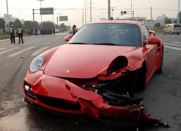 浙江两名"富二代"驾跑车飙车 "飙"出车祸(图)