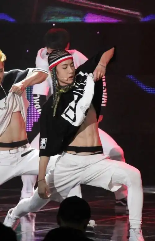 王一博腹肌封面王一博那些秀腹肌名场面