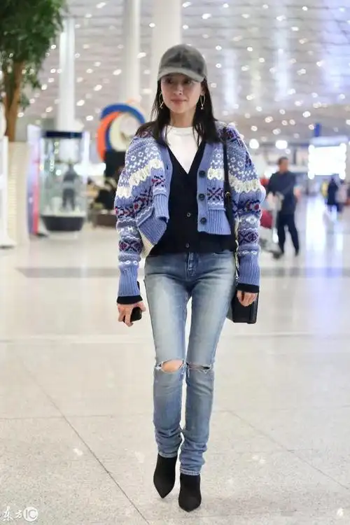 38岁董洁毛衣搭配破洞牛仔裤搭时尚尖头短靴现身机场大秀筷子腿