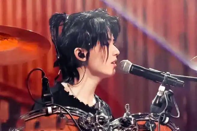 马嘉祺侠客小辫子造型#嘉祺已经挑战过好多次小辫子造型啦@时代少觋