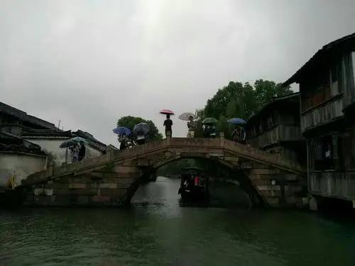 乌镇分东栅与西栅,人说东栅精华在烟雨中的小桥流水人家,西栅精华在