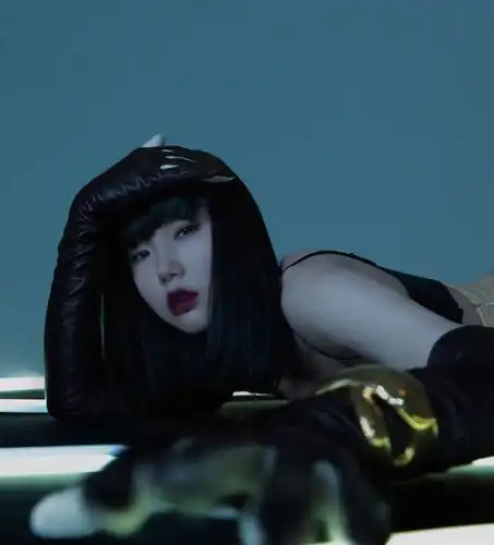 黄龄真是放得开,穿黑色内衣大胆出镜,配"铁圈开衫"霸气又撩人