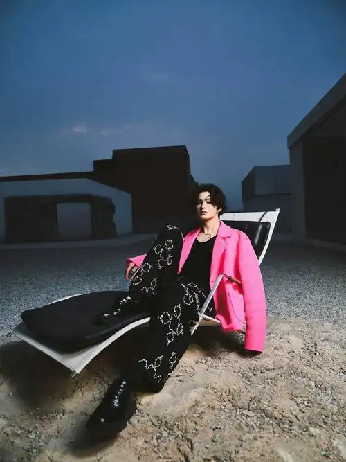 朱正廷最新造型随拍 亮粉色西装黑色印花长裤