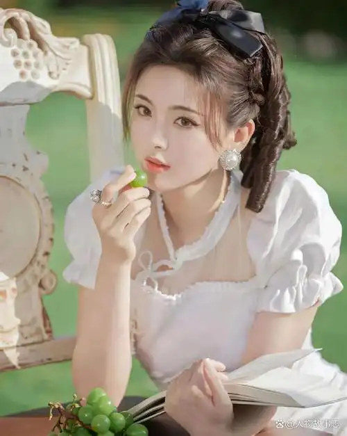 杨超越1998年7月31日出生在江苏省盐城市大丰区,中国内地影视女演员