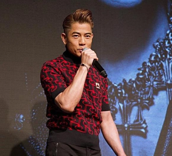 54岁郭富城身穿红色印花t恤,墨镜配背头变身型男,天王范真足