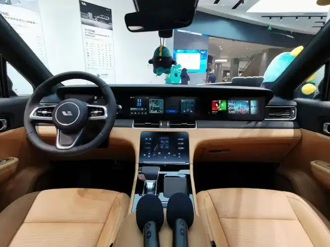 实拍2021款理想one家庭氛围浓厚四块大屏科技感十足