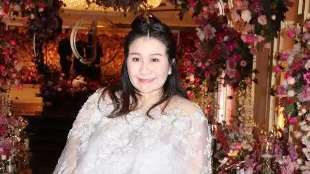 赌王女儿挺着大肚子,不怕辛苦出席好友婚宴,裙子得特别订制