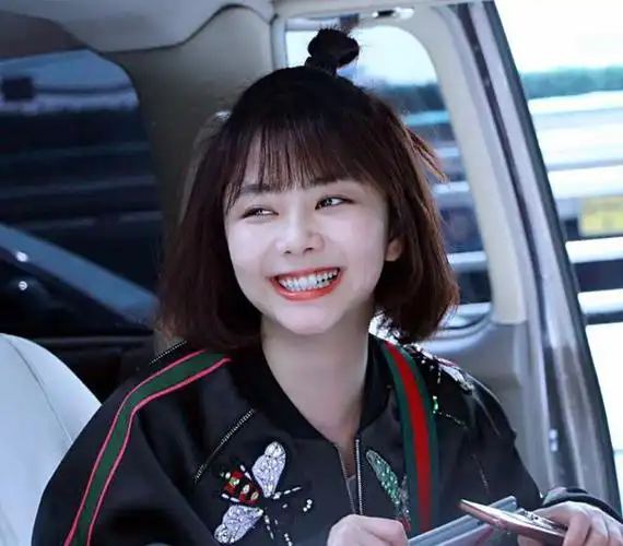 []谭松韵豪宅:走楼梯进入到室内,设计奢华大气,浴室都高档极了