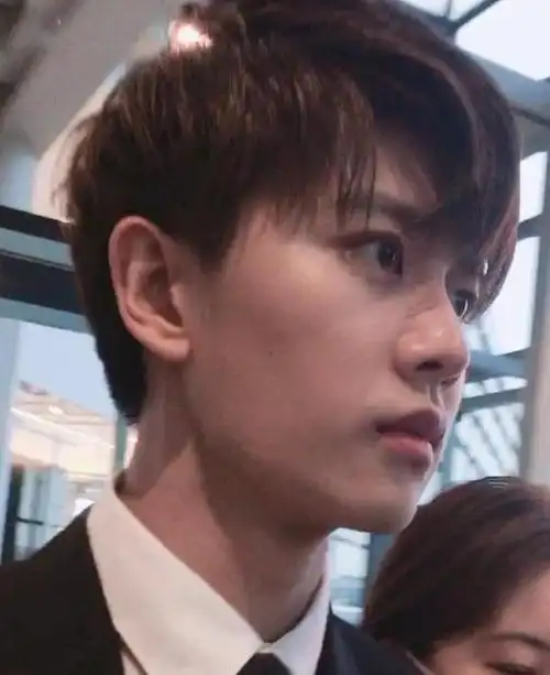 路人镜头下的任嘉伦被怼脸拍,王一博很硬核