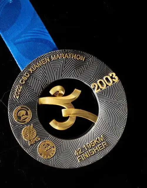 见证了厦门马拉松的成长和喜悦每一枚奖牌二十载春秋2003-20222021年