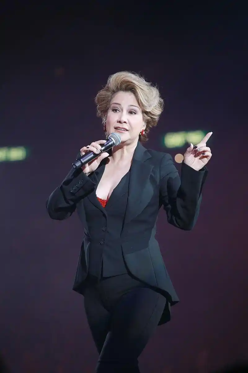 只需要拿出车上的监控视频就知道了,但车上的监控