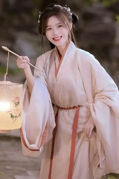 陈意涵晒全新古装照身穿汉服仙气飘飘网友又甜又美