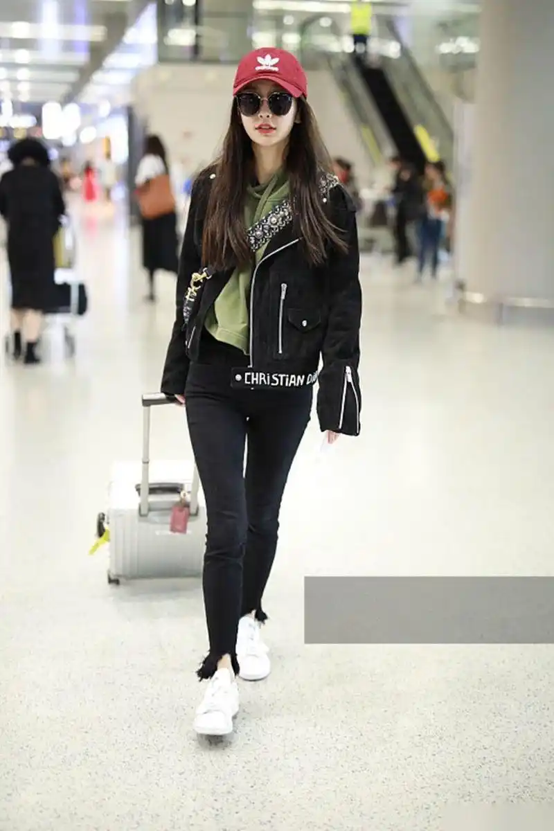 2018年10月21日,杨颖(angelababy)现身上海机场,当天她身穿黑色皮衣内