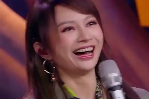 蒙面唱将:首先经典组合主唱,评委没猜出,现场揭面大家愣住!