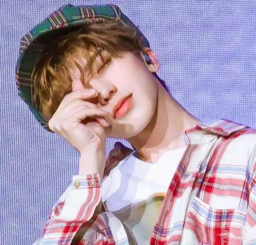 男星比心哪家强?蔡徐坤惹人爱,千玺让人心动,被王一博甜到了