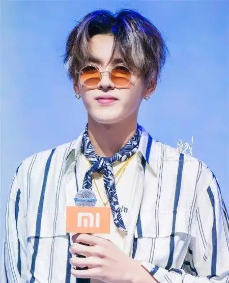 吴亦凡中分短发发型如果你拥有瘦长脸型,那这种中分短发也是很好的