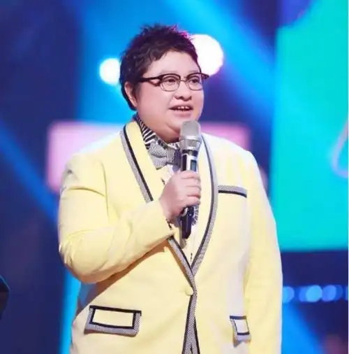 51岁韩红近况曝光头扎丸子头暴瘦40斤网友判若两人