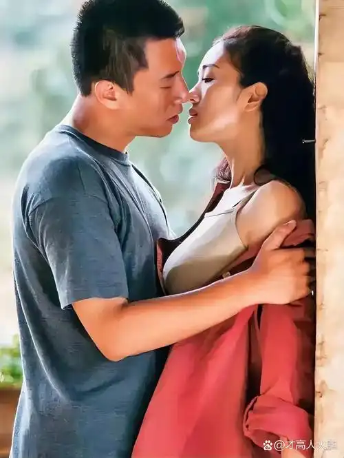 孙红雷与巩俐在拍摄《周渔的火车》时,曾有一段令人瞩目的情感瞬间,但