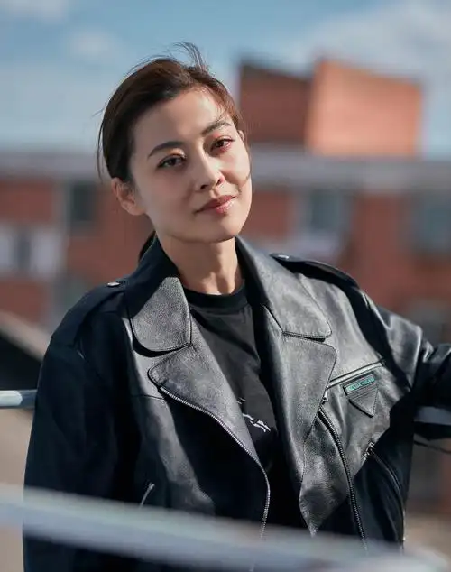 44岁梅婷穿小皮衣搭配印花裙帅气减龄,扎回低马尾气质依旧出众