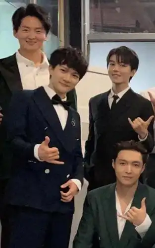 王一博张艺兴等男星合影,太养眼了_郑云龙