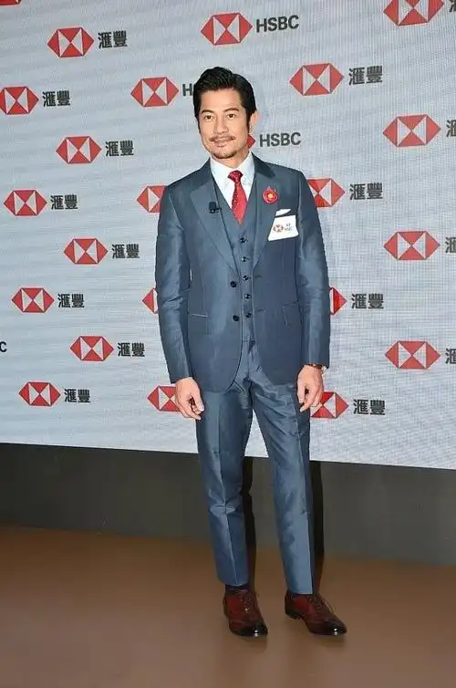 56岁郭富城不服老西装造型时髦帅气和34岁的妻子很般配