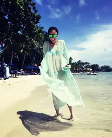 倪妮2014海滩游泳照 网友惊呼神秘男是冯绍峰