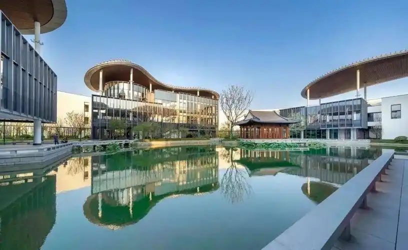 这所大学为什么没有大门也没有校训湖畔大学新校区亮相一大波美照羡煞