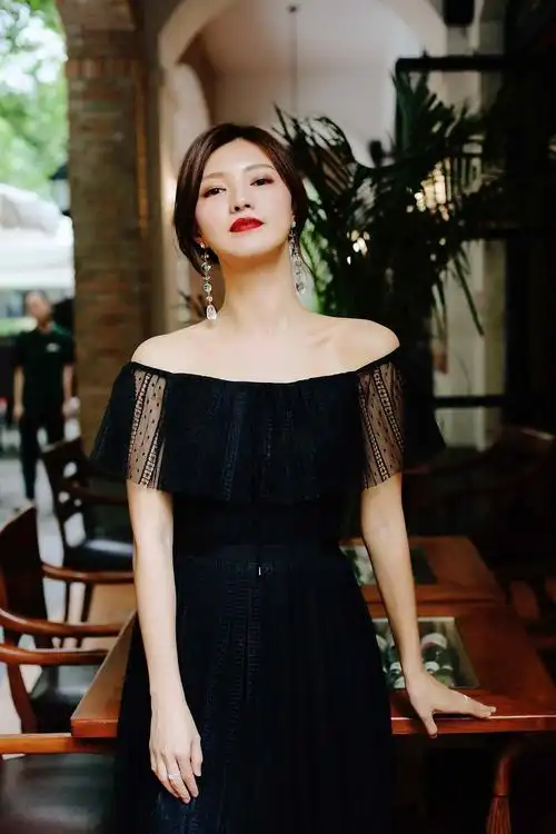 傅晶写真曝光轻纱摇曳黑白不设限