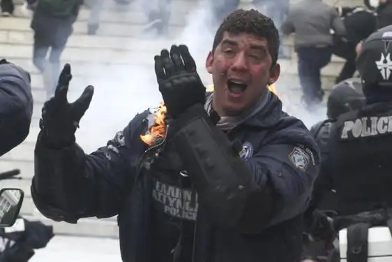 希腊爆发大规模罢工游行 警察被火烧(图)