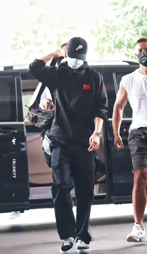 王一博最新机场私服造型全套安踏allblack穿搭强势又帅气