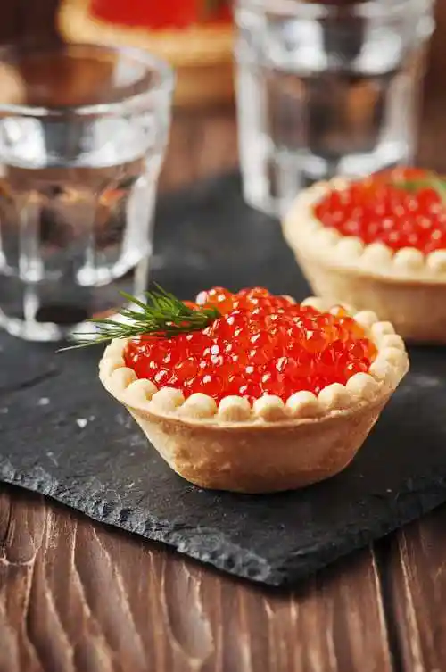 黑鱼子酱图片-木碗里的黑色鱼子酱素材-高清图片-摄影照片-寻图免费打