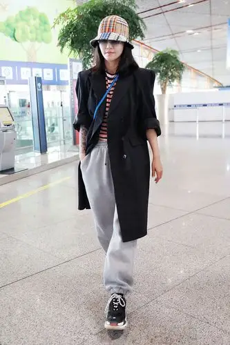 谭维维穿西装配运动裤现身,露花臂纹身惹争议,网友:欣赏不来!