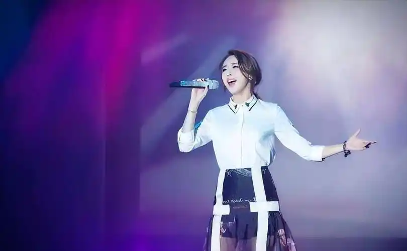 在唱歌方面她的天赋并不比张碧晨要差,可正是因为她的这张嘴毁了她的