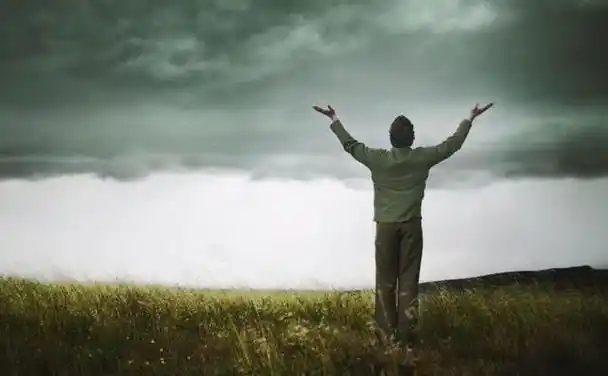 就像散发着温暖阳光的太阳,和正能量的人在一起,我们会感觉朝气蓬勃